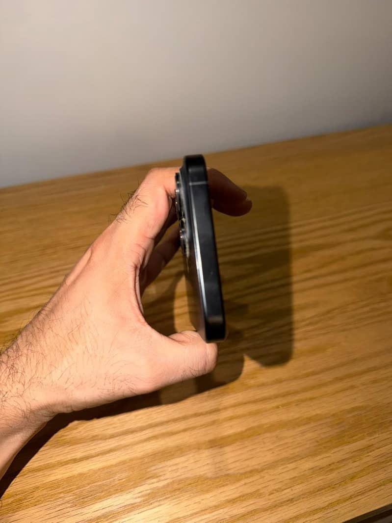 Apple iPhone 16 Pro Max 2