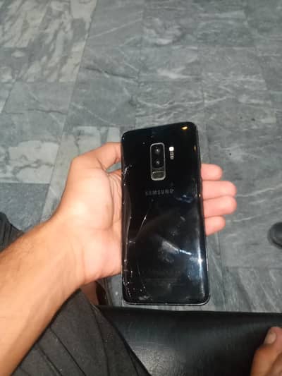 Samsung Mobile S9 Plus all okay ha bas back pick m dakh sakta h
