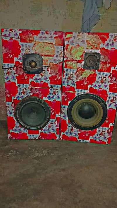 2 box 4 spiker hai hai total 1 JBL ka bhii hai