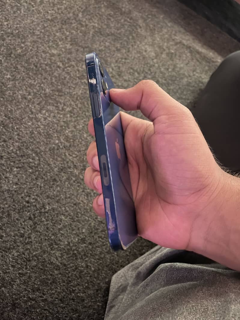 Apple iPhone 12 4