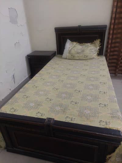 2 single beds with side table