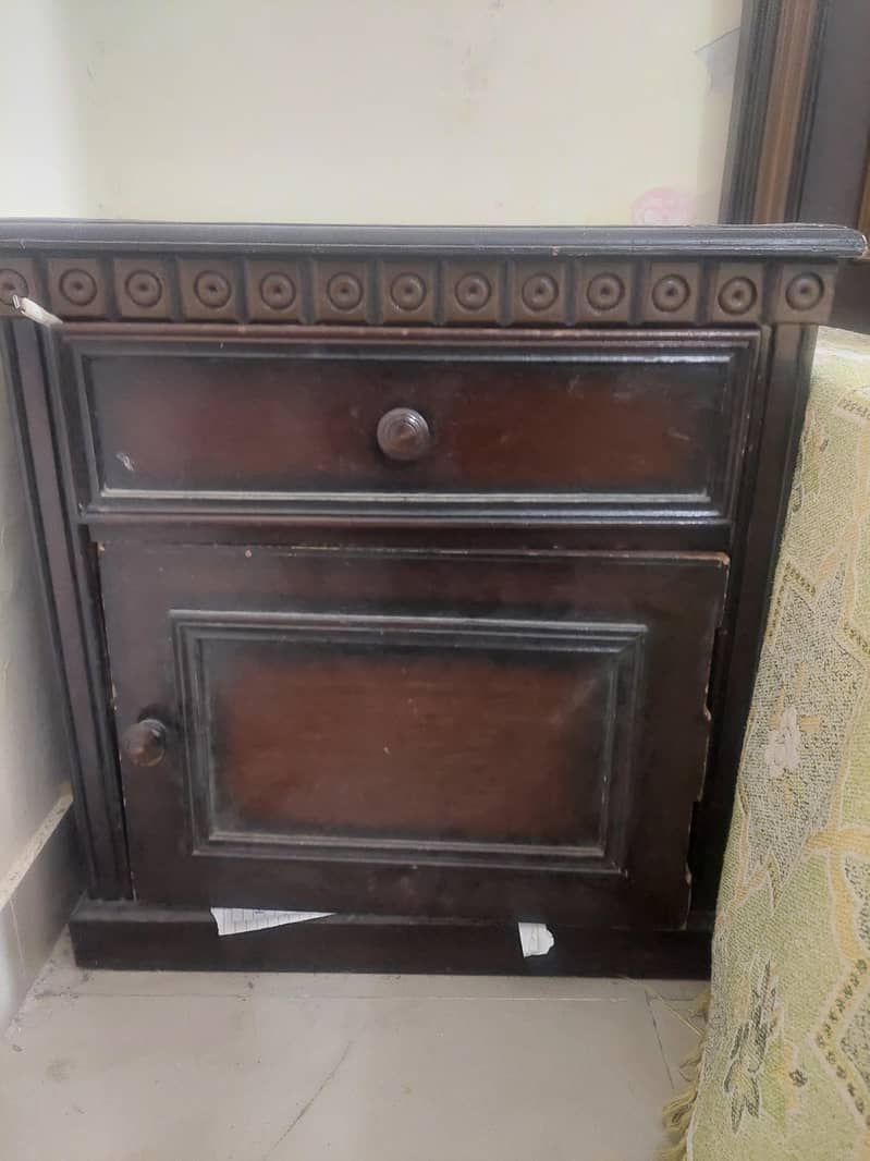 2 single beds with side table 1