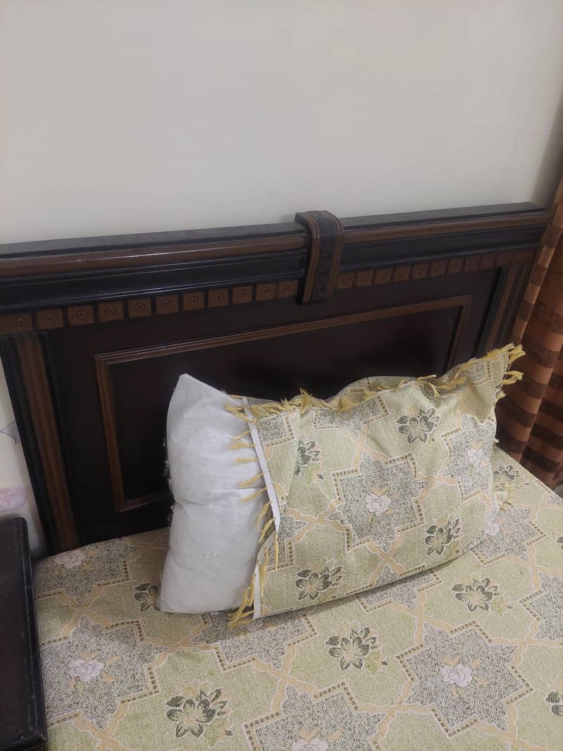 2 single beds with side table 2