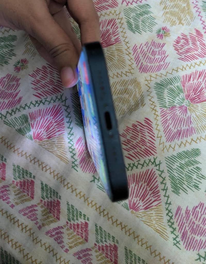 Apple iPhone 13 2