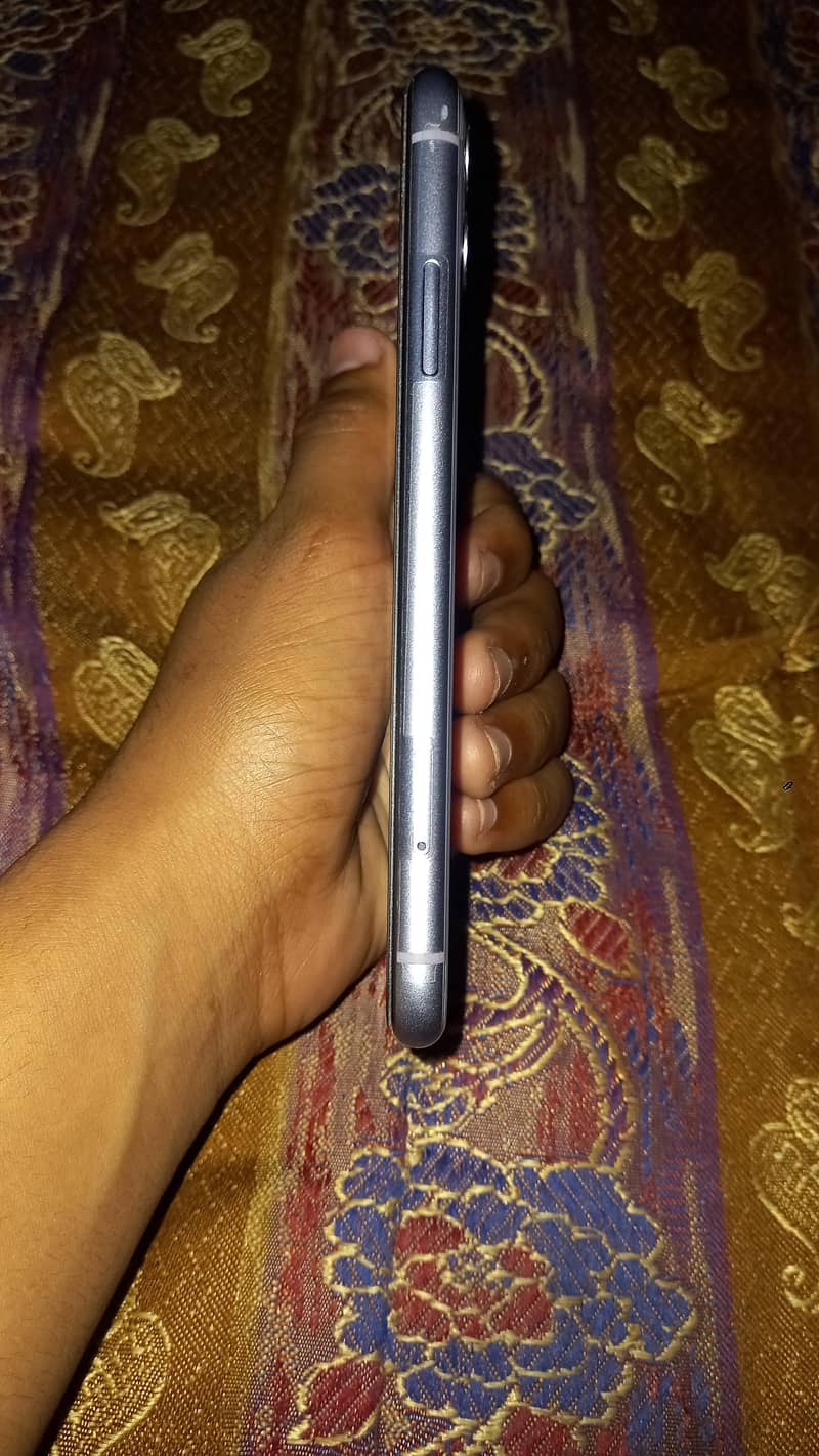 Apple iPhone 11 3
