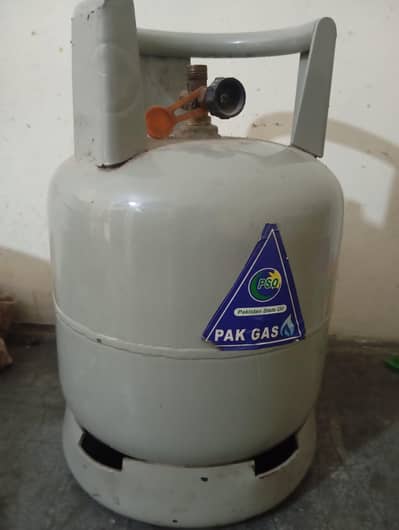 Dono cilender sale Karne Hain , condition is very good 03008010544