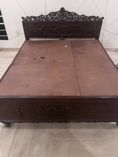 Chiniot made sheesham wood bed bohat mazbot aur acha ha