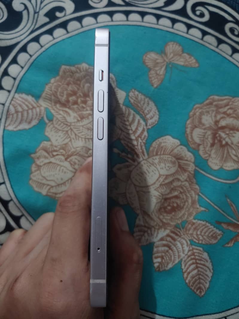 Apple iPhone 13 2