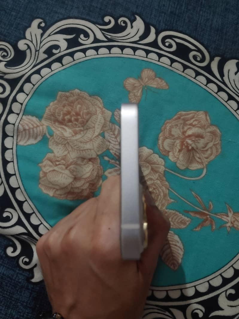 Apple iPhone 13 4