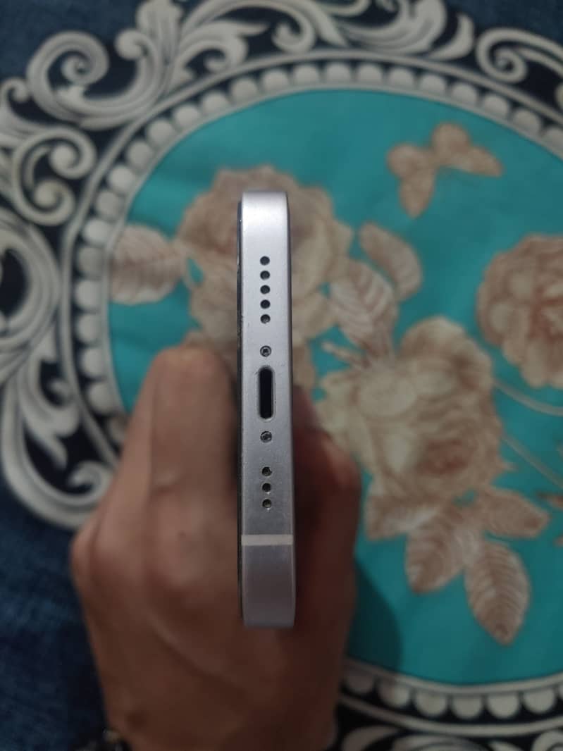 Apple iPhone 13 5