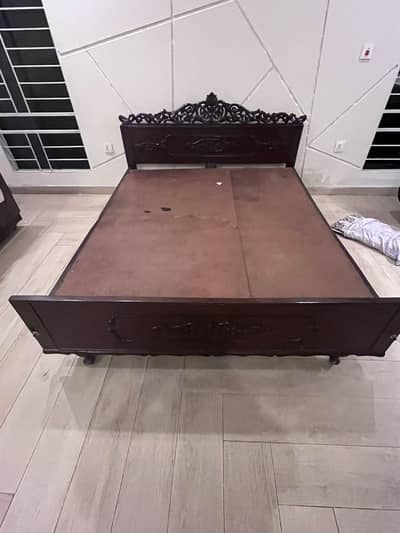 Chiniot made sheesham wood bed bohat mazbot aur acha ha