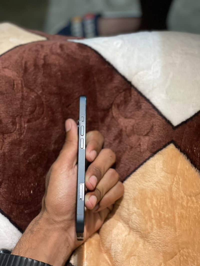 Apple iPhone 13 8