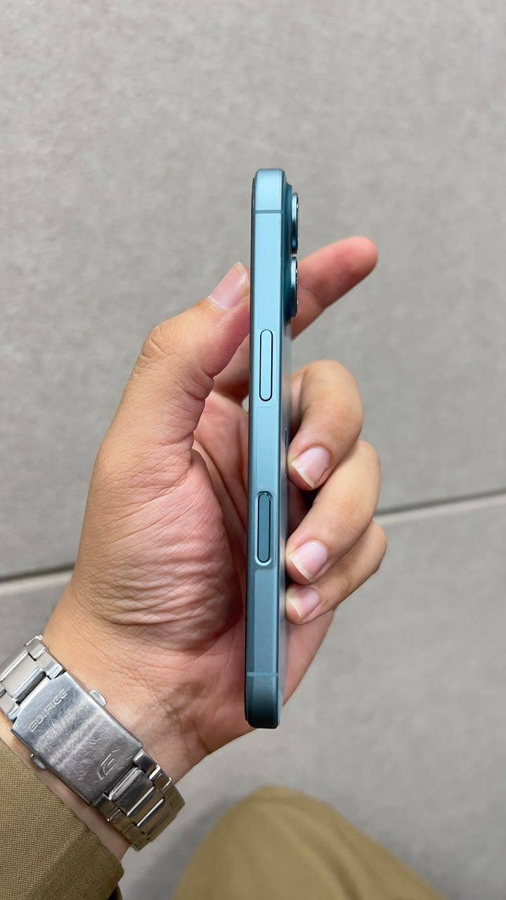 Apple iPhone 16 5