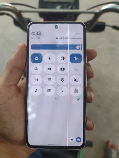 Minor green line on screen pixel 8