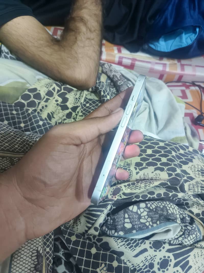 Apple iPhone 13 6