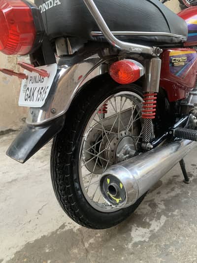 Honda 1 2 5 model 10 candishen 10 by 10 chalne ma kmal ha