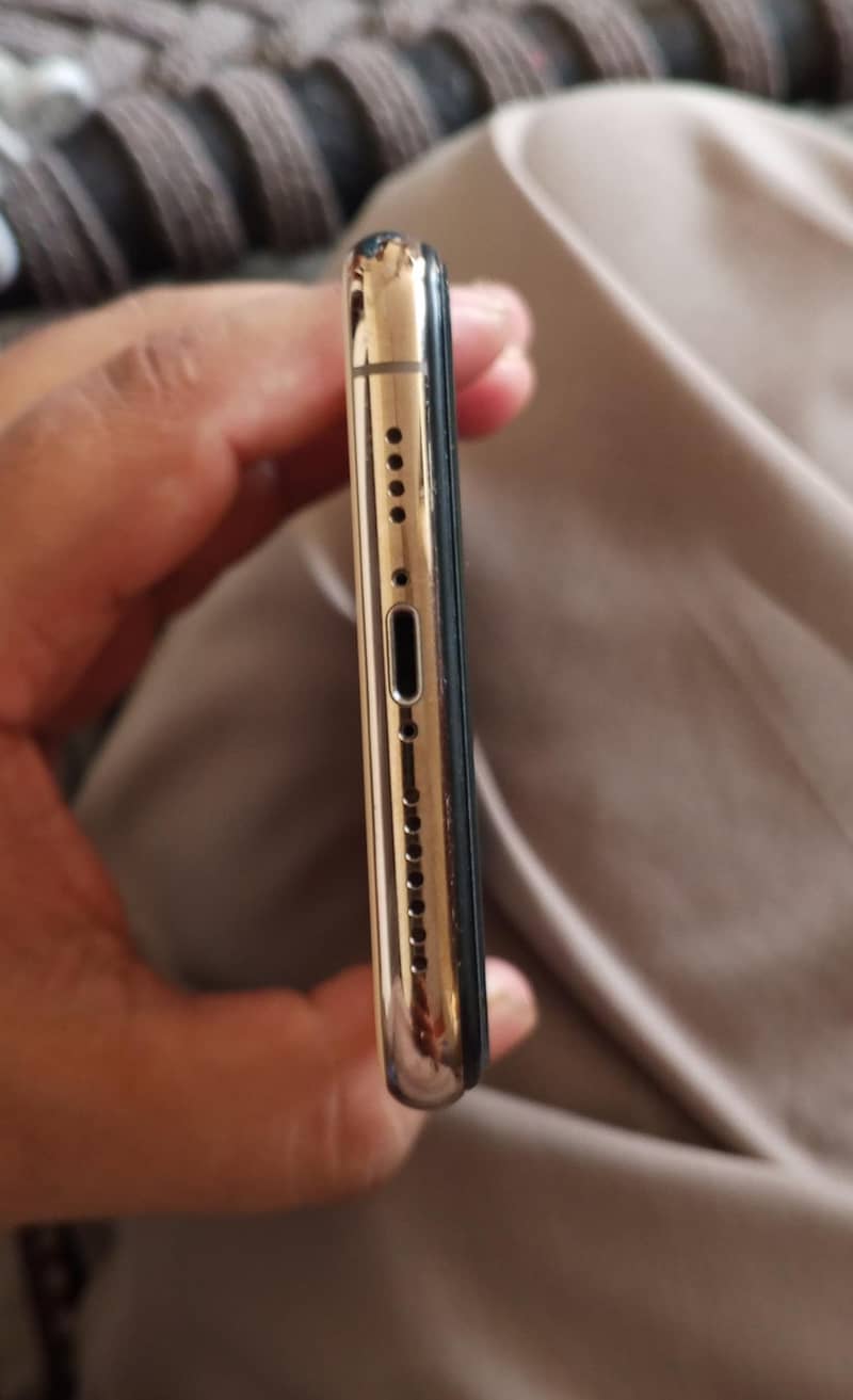 Apple iPhone 11 Pro Max 2