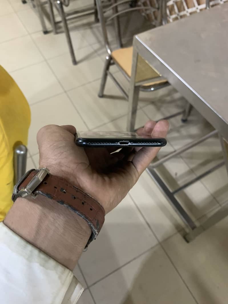 Apple iPhone 7 Plus 5