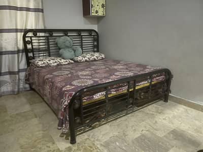 BED WITH METRES