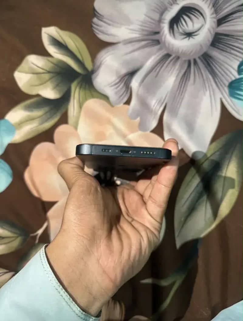 Apple iPhone 13 2