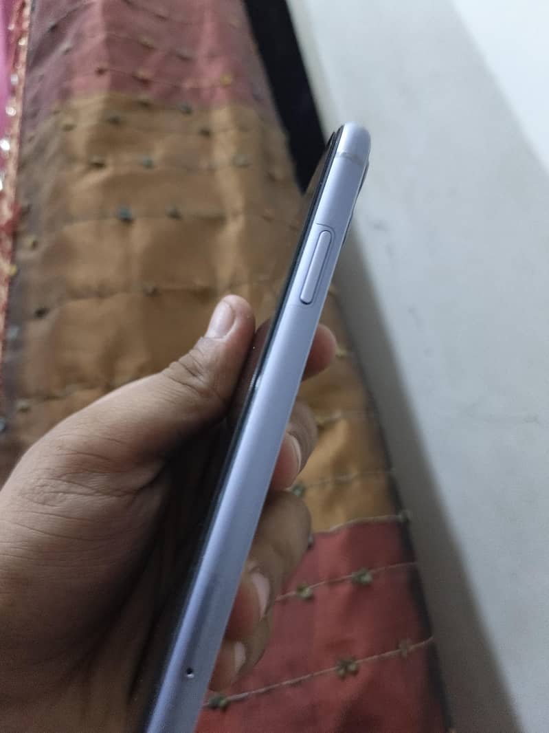 Apple iPhone 11 4