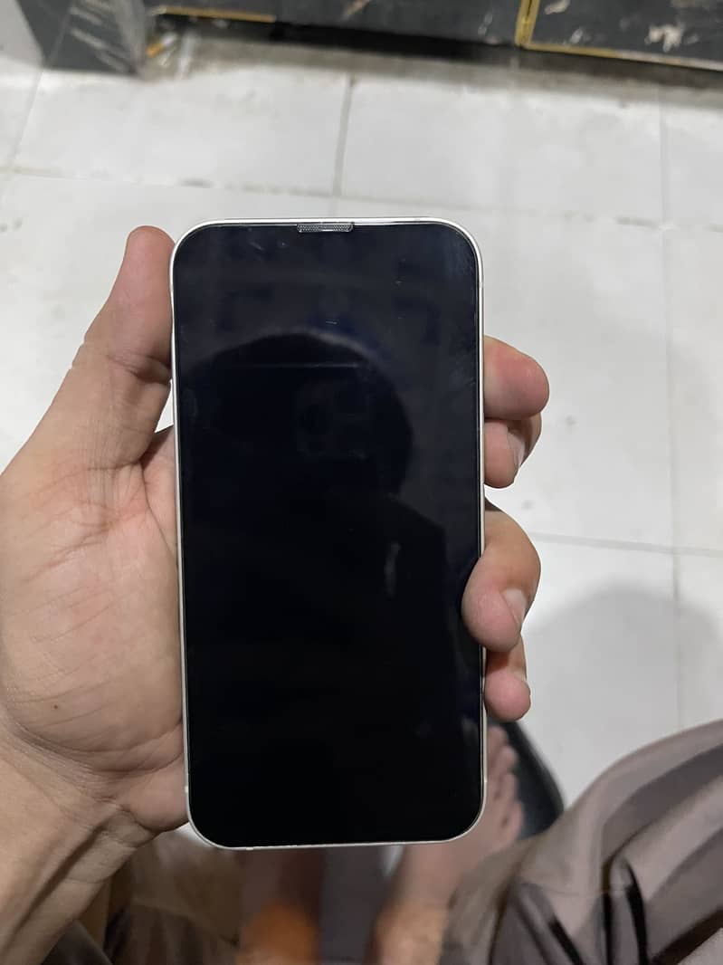 Apple iPhone 13 5