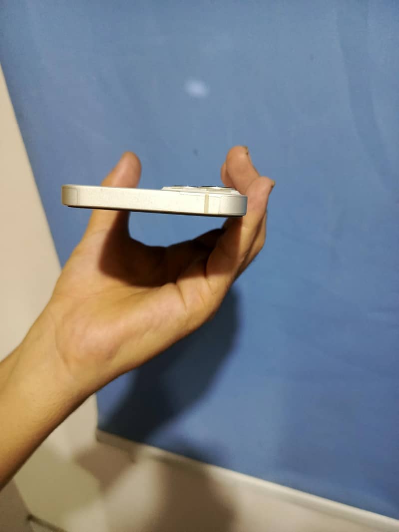 Apple iPhone 13 5