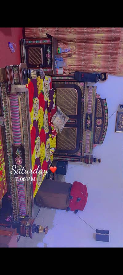 bed bohat achi condition main with dressing and 2 side tables