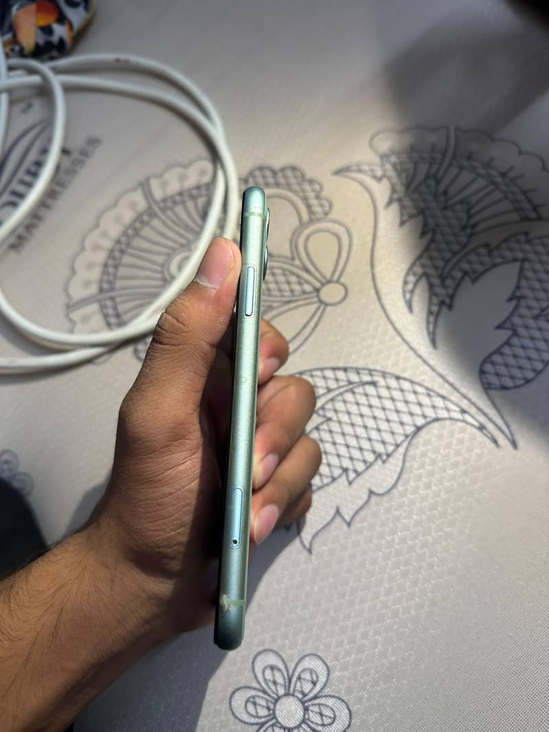 Apple iPhone 11 4