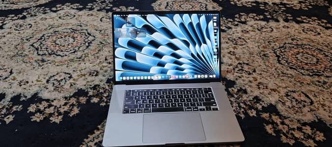 Apple MacBook pro 16 inch 2019 core i7 with 16gb ram 500ssd