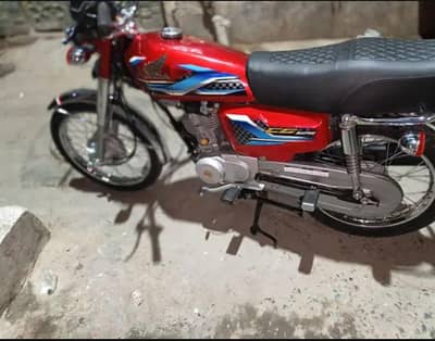 honda 125 in red