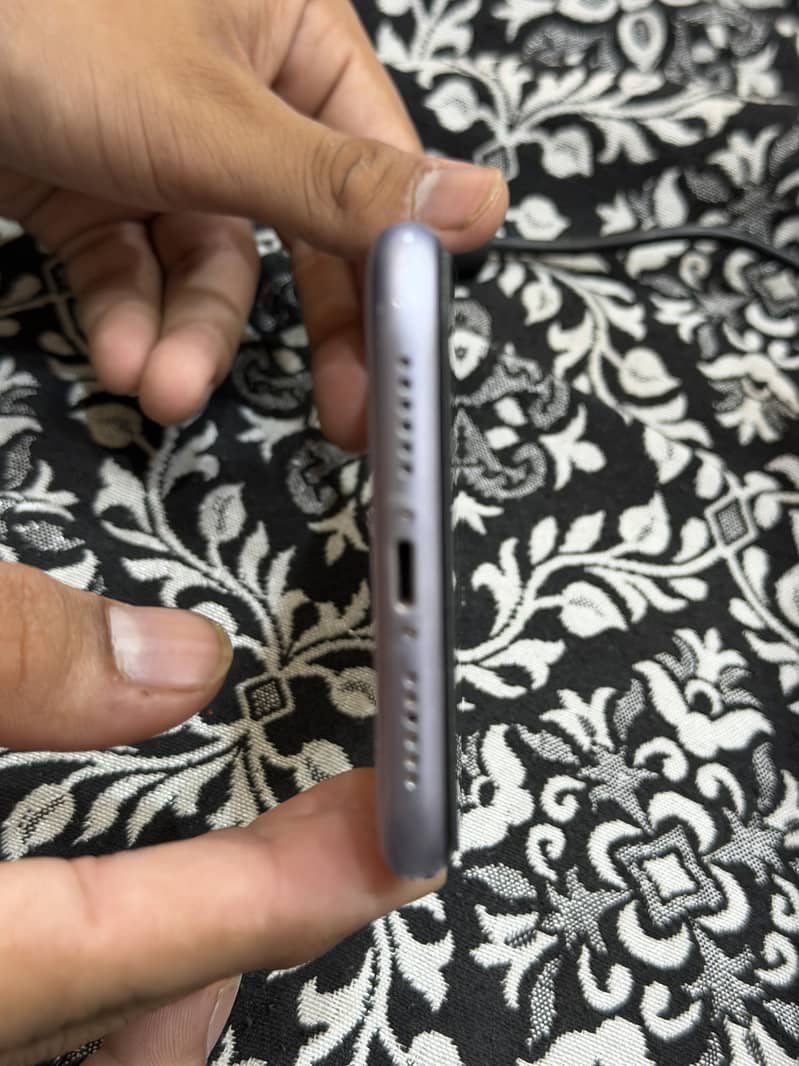 Apple iPhone 11 3