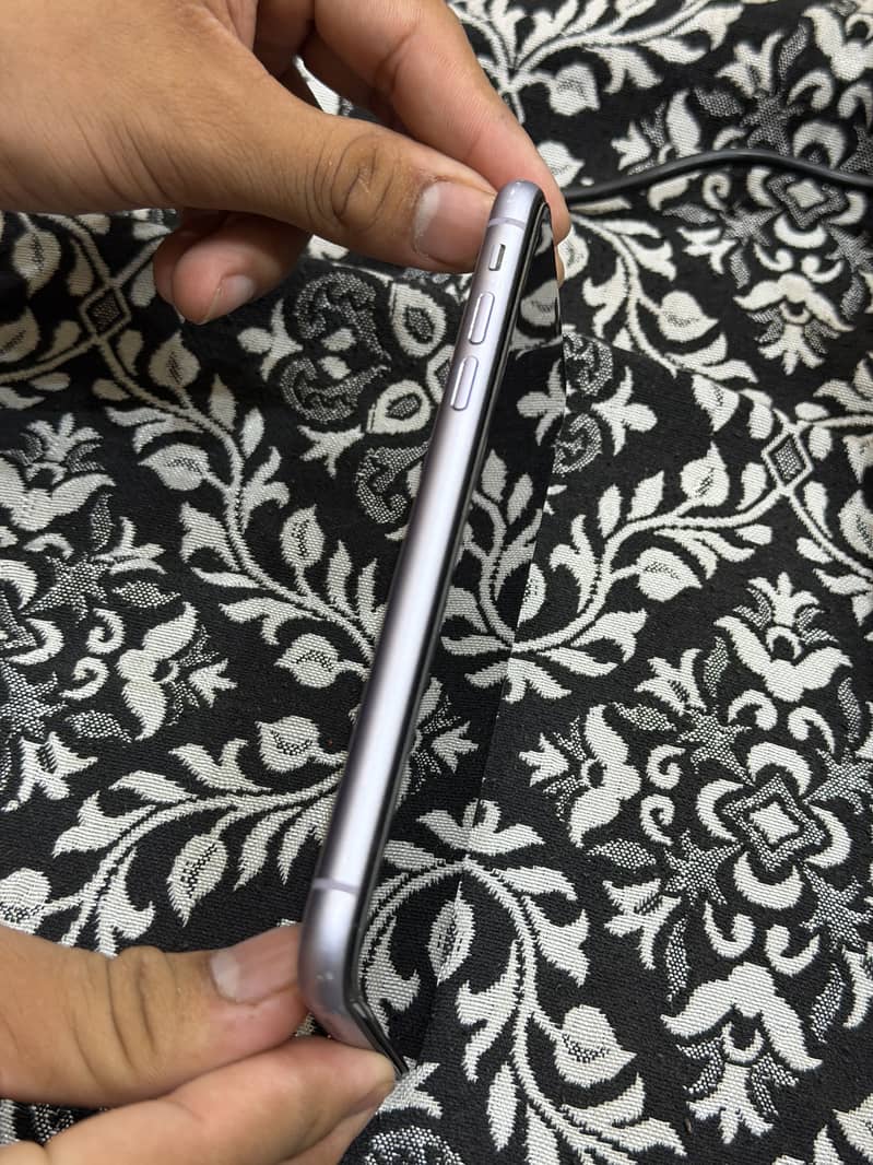 Apple iPhone 11 4