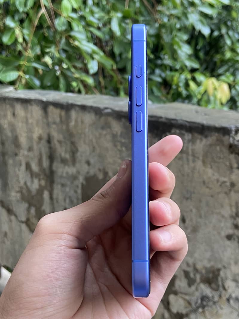 Apple iPhone 16 4