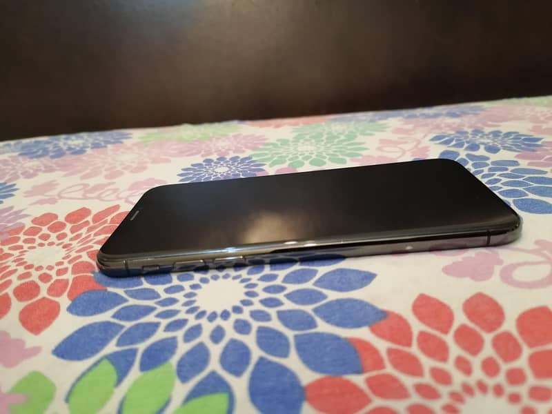 Apple iPhone X 4
