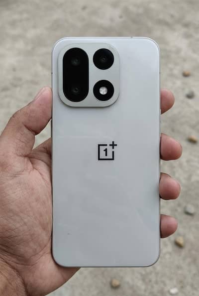 One Plus 15 - 16/512 - With Box and Original Charger