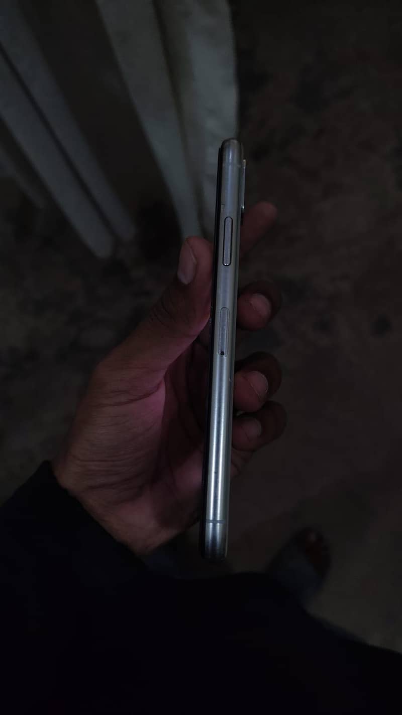 Apple iPhone X 4