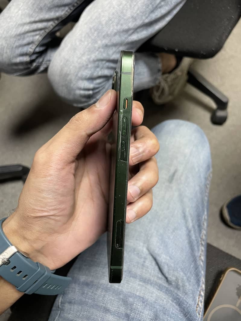 Apple iPhone 13 4