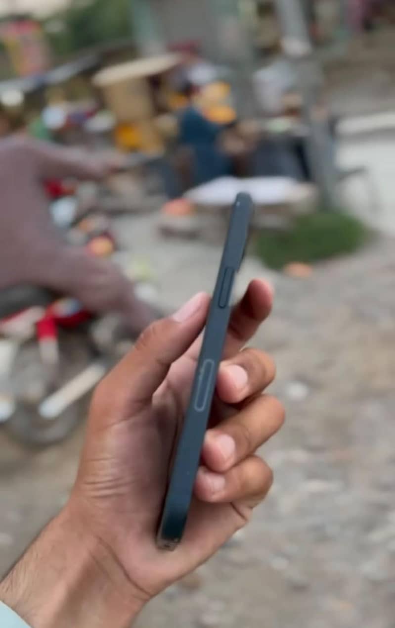 Apple iPhone 13 2