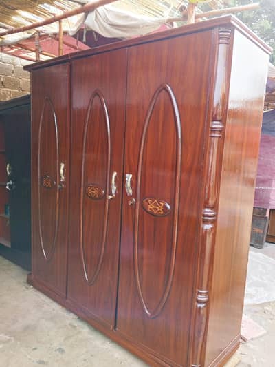 full jambo almari  24 inch deep shesham ka work hn  side pelar pe  s