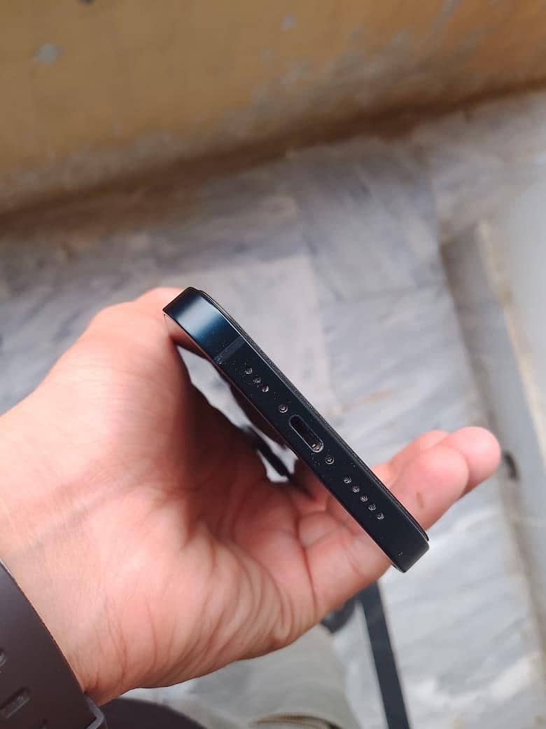Apple iPhone 13 5