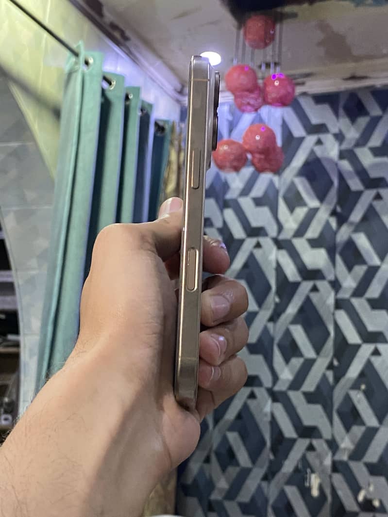 Apple iPhone 16 Pro 2