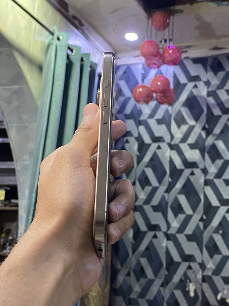 Apple iPhone 16 Pro 3