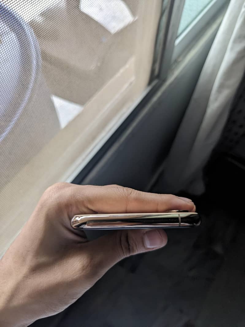Apple iPhone XS 4