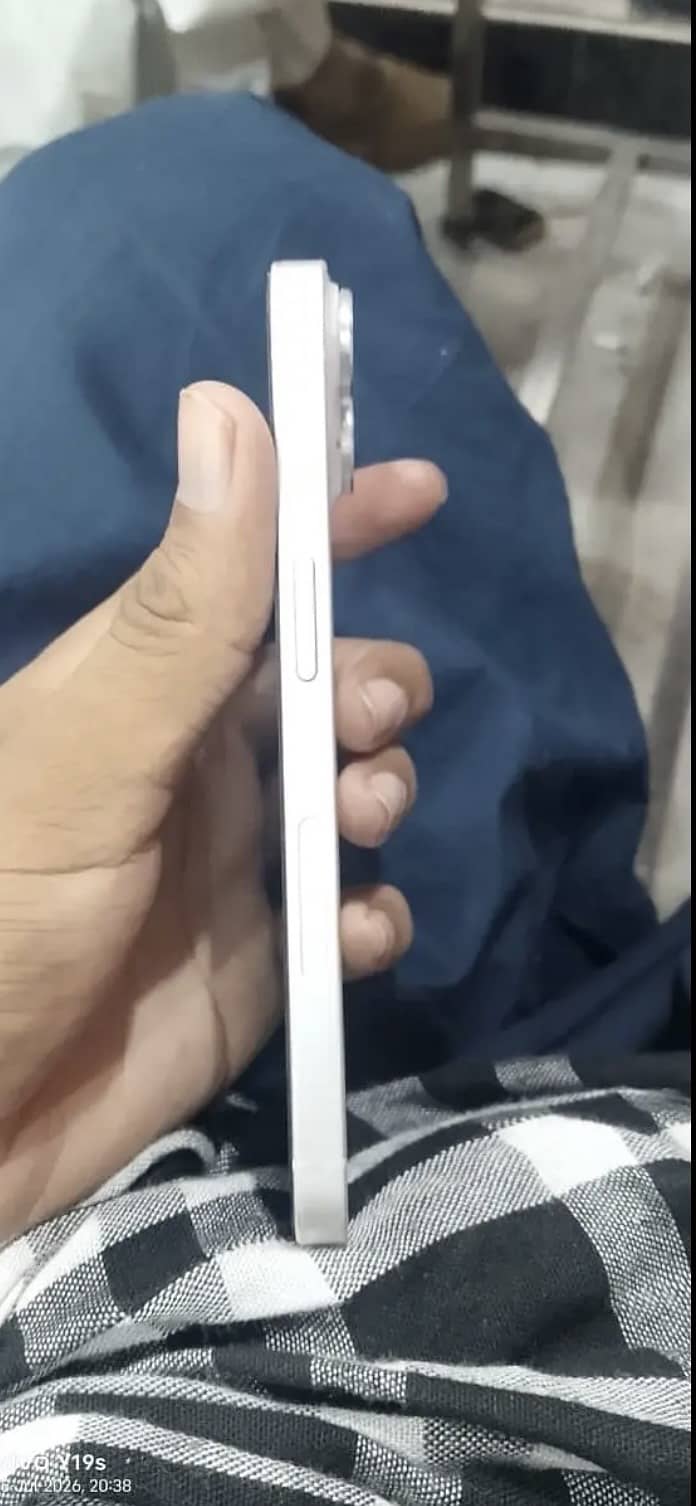 Apple iPhone 14 3