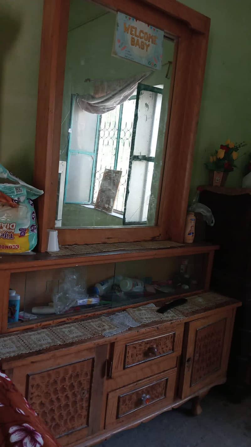 dressing table and showcase 0