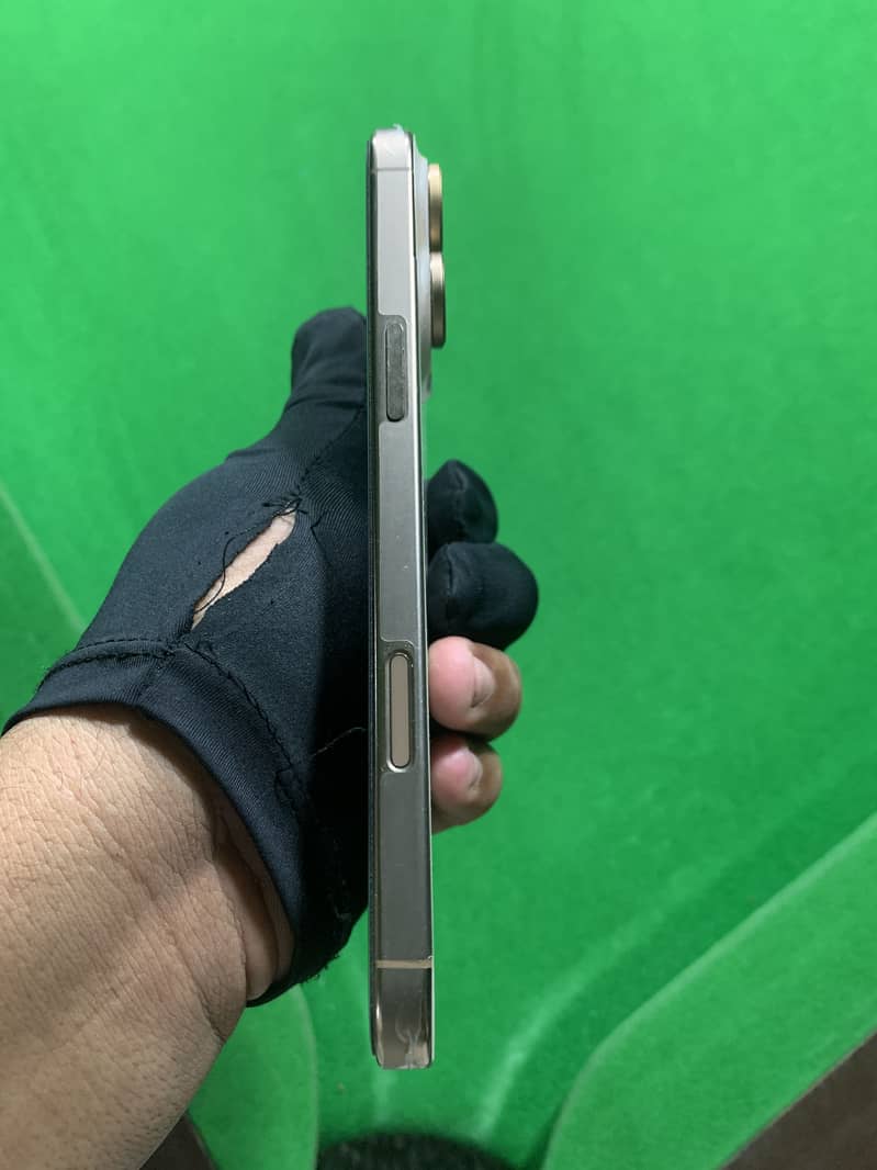 Apple iPhone 16 Pro Max 3