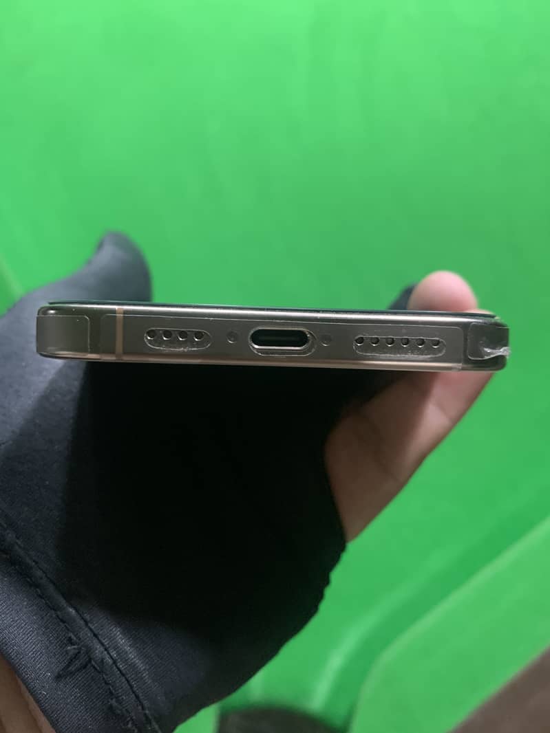 Apple iPhone 16 Pro Max 5