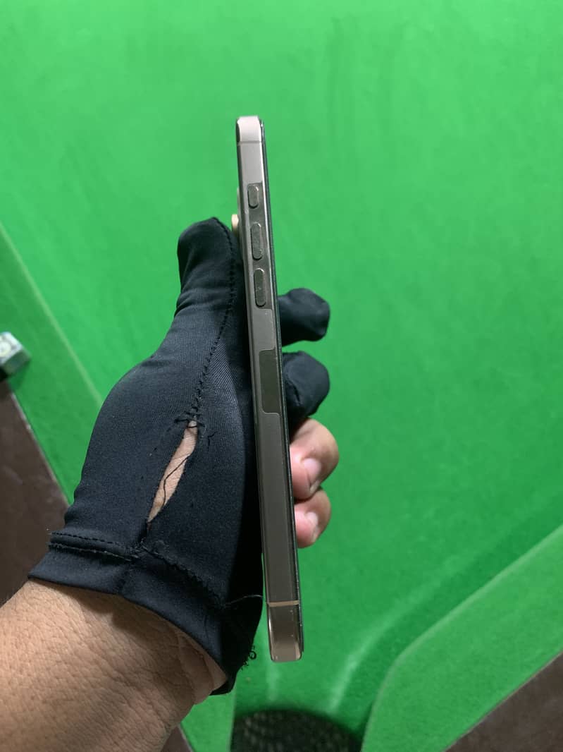 Apple iPhone 16 Pro Max 6