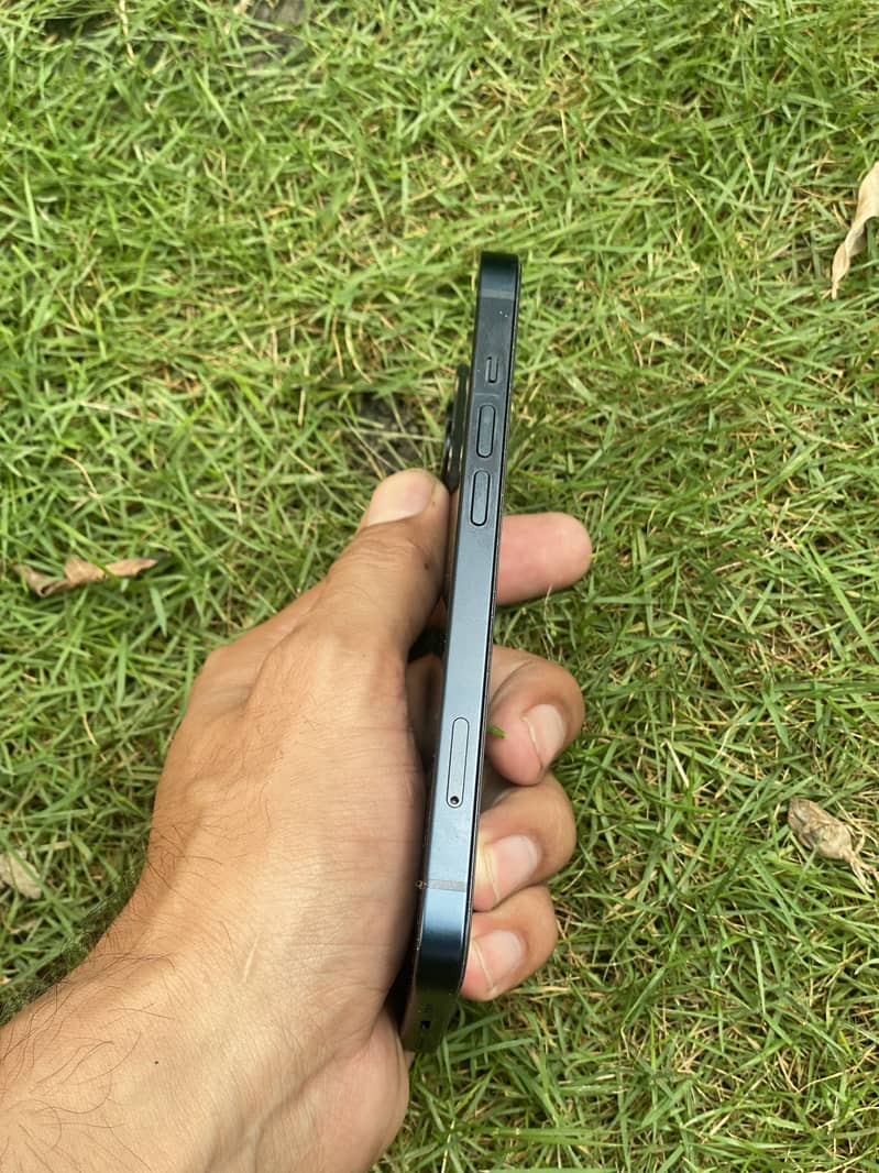 Apple iPhone 13 5